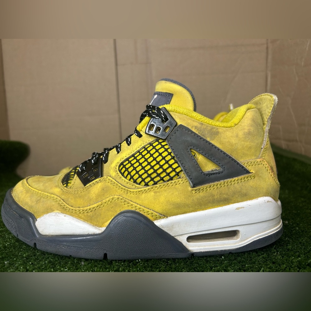 Size 4Y- Jordan 4 Retro Lightning kids
